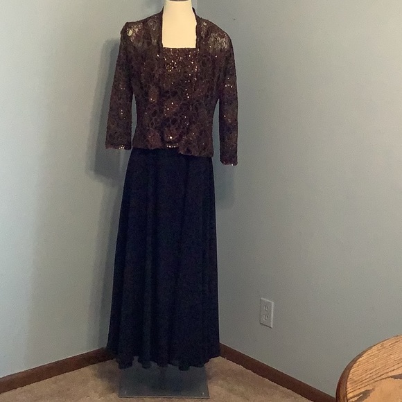 Karen Miller Chiffon dress/gown. Size 6 - Picture 2 of 15